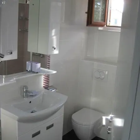 Fuer 5 Personen Ca 60 Qm In Srima, Dalmatien Norddalmatien Appartement Srima